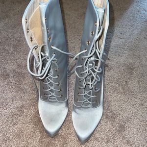Cappin robin satin silver boots